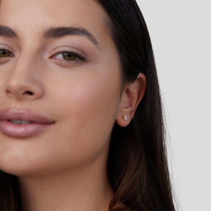 Clous d’oreilles fleur perle blanche or – Lila