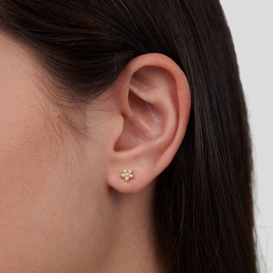 Clous d’oreilles fleur perle blanche or – Lila