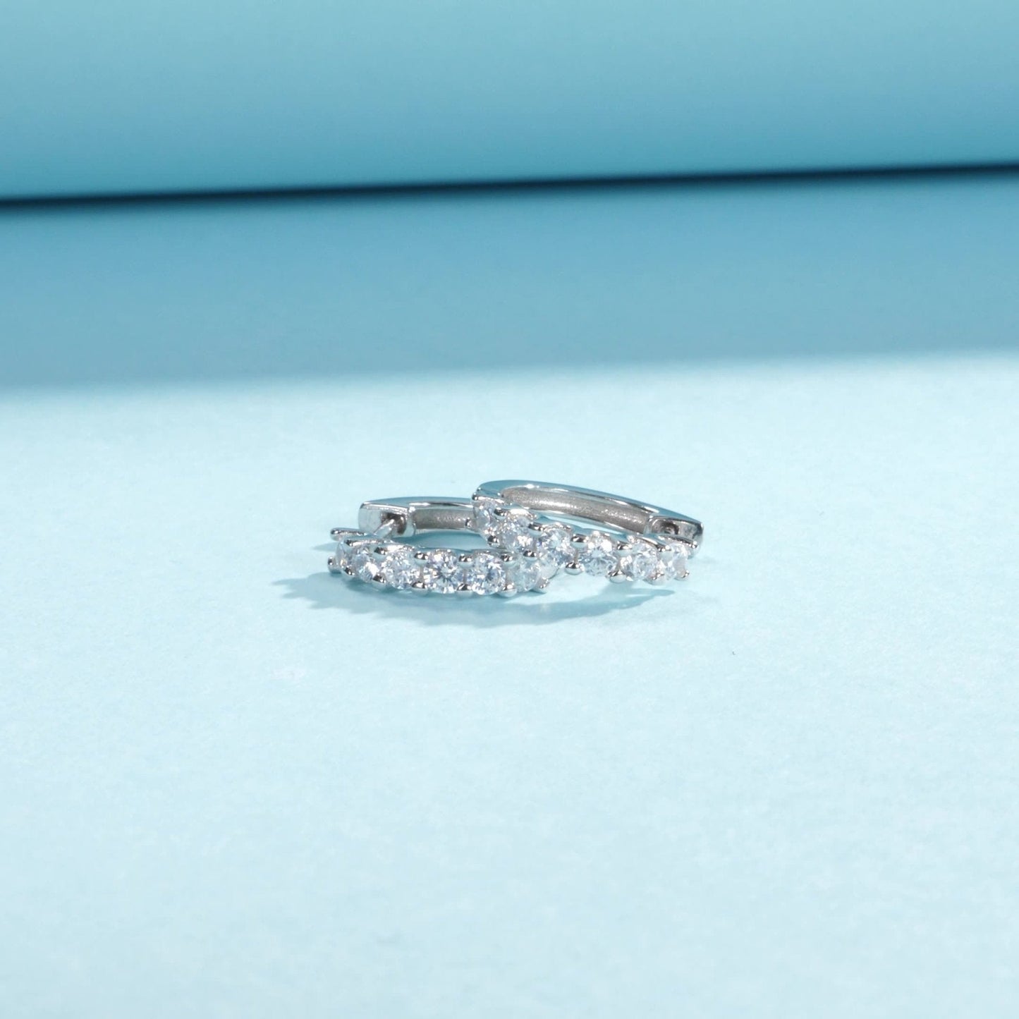Créoles argent incrustées cristaux – Clara