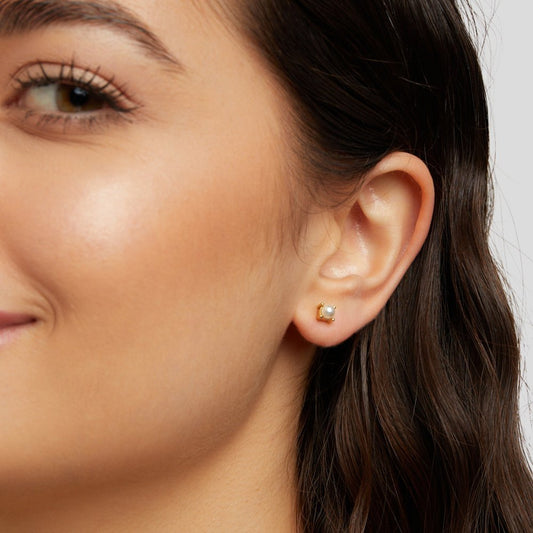 Clous d’oreilles or perle centrale – Emy