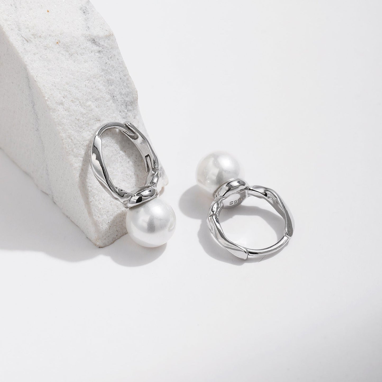Créoles argent perles blanches pendantes – Esmé