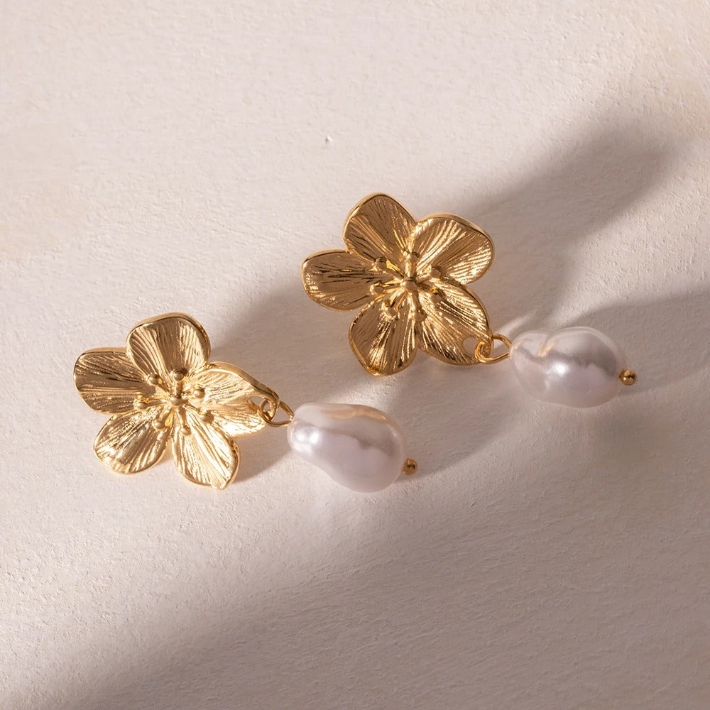 Boucles d'oreilles en perles à fleur de luxe plaquées or