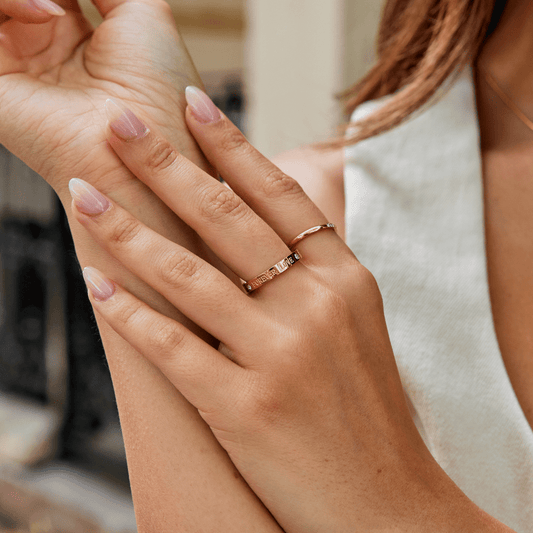 Bague or gravée pierres scintillantes – Léo