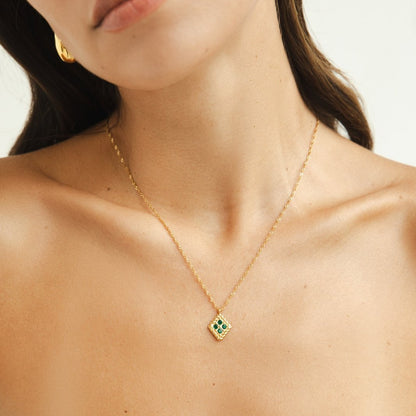 Collier pendentif carré or pierres vertes – Lila