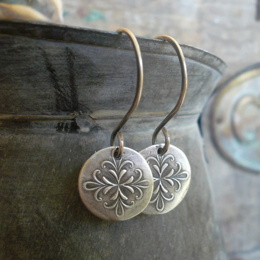 Boucles d’oreilles rondes argent gravées – Léo