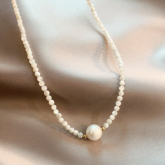 Collier perles blanches & dorées – Lila