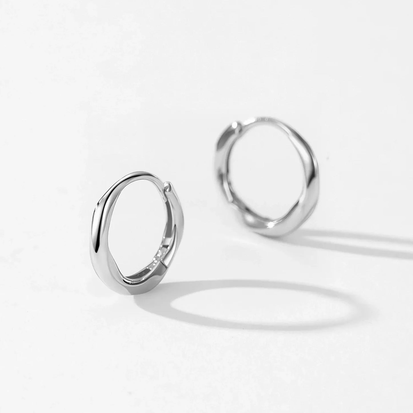 Créoles miniatures ondulées argent – Lilou
