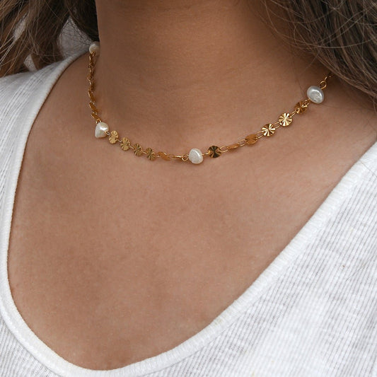 Collier maillons dorés perles blanches irrégulières – Liora