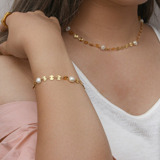 Bracelet perles blanches or motifs floraux – Liora