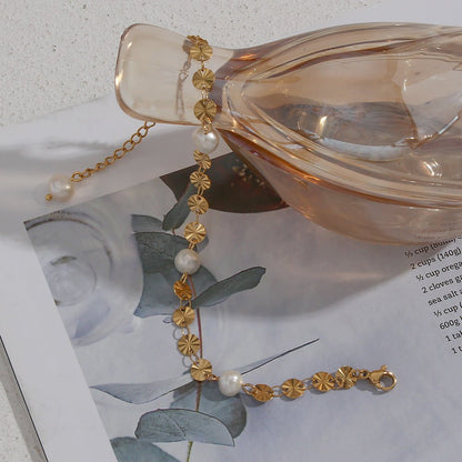 Bracelet perles blanches or motifs floraux – Liora