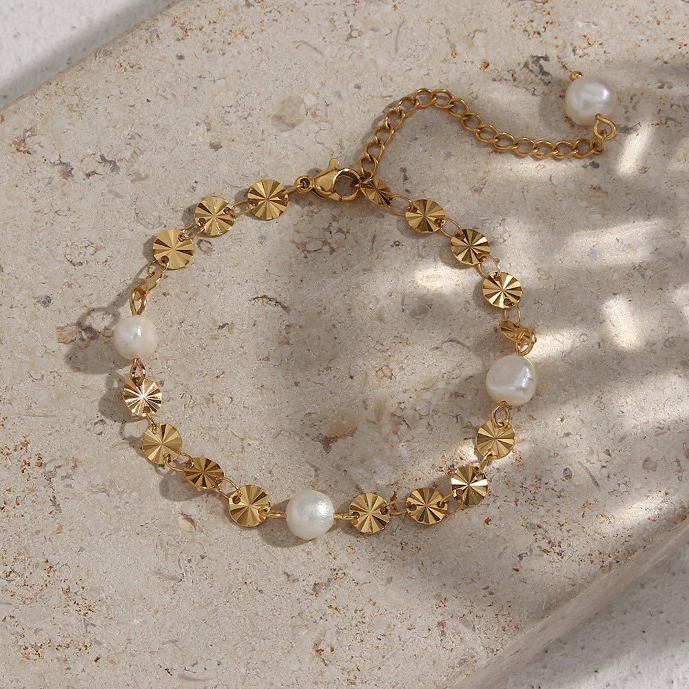 Bracelet perles blanches or motifs floraux – Liora