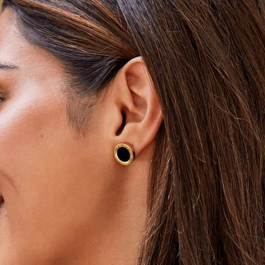Clous d’oreilles ronds dorés centre noir – Lila