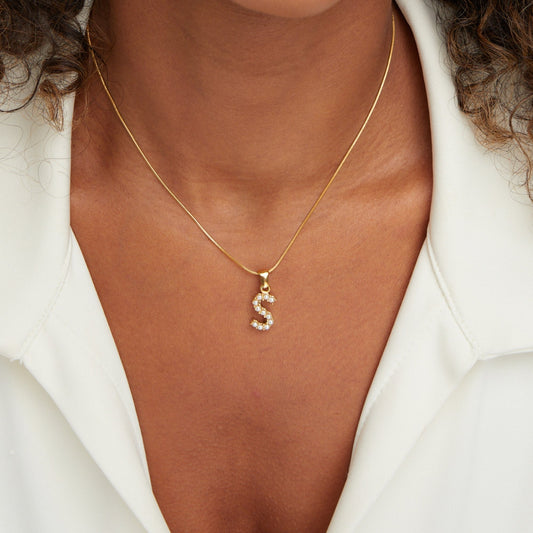 Collier doré avec pendentif lettre Perle – Sanne