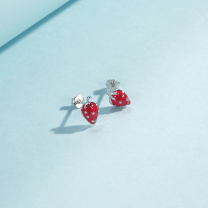 Clous d’oreilles fraise rouge argent – Léo