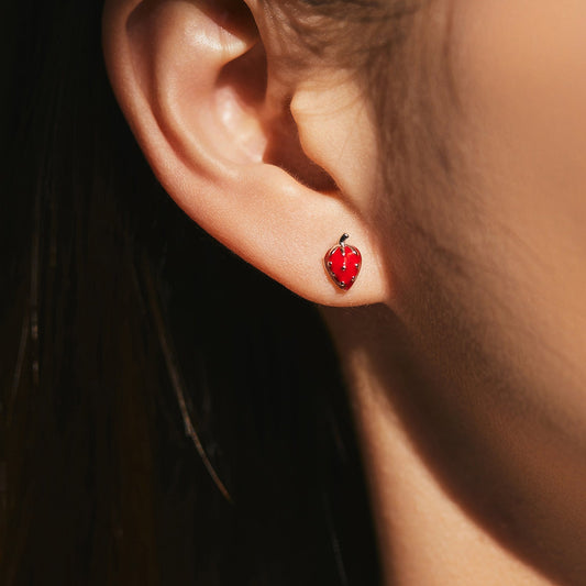 Clous d’oreilles fraise rouge argent – Léo