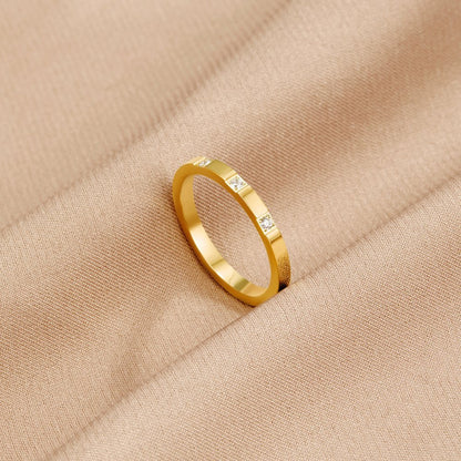 Bague fine minimaliste or cristaux – Léo