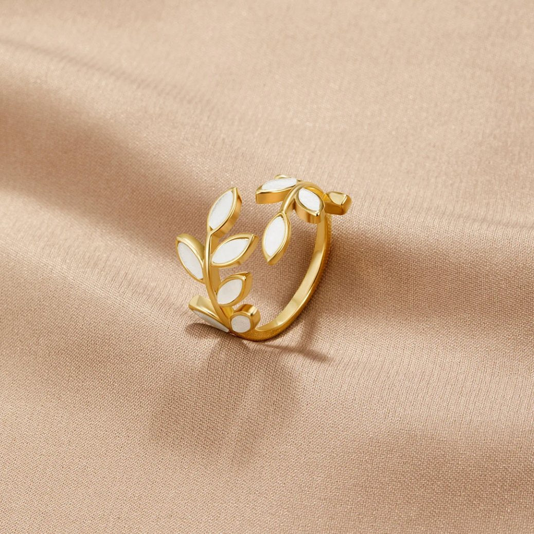 Bague feuilles émail blanc plaqué or – Yara