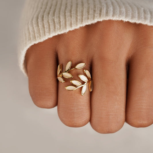 Bague feuilles émail blanc plaqué or – Yara