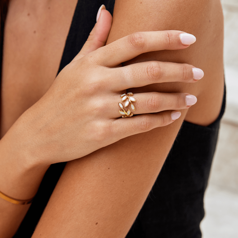 Bague feuilles émail blanc plaqué or – Yara