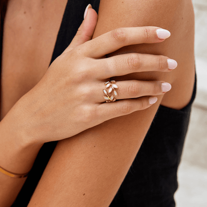 Bague feuilles émail blanc plaqué or – Yara